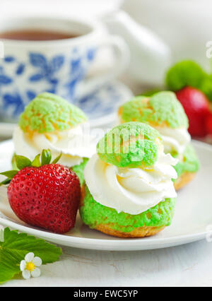 Profiteroles fraise compote et crème fouettée. Banque D'Images