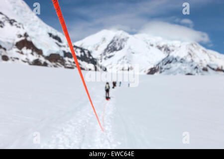Une équipe d'alpinistes sont encordés en traversant le glacier Kahiltna inférieur sur le chemin de 4000 m le mont McKinley camp Banque D'Images