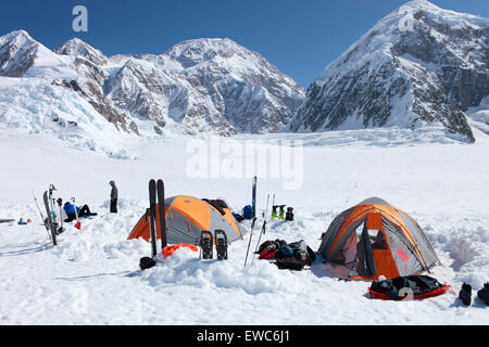 Une équipe d'alpinistes se repose dans leur camp de tentes sur le glacier Kahiltna inférieur sur leur chemin vers le Mont McKinley en Banque D'Images