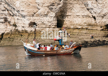 Les vacances dans un endroit ensoleillé, jour d'été, promenade en mer, en passant par des falaises de craie - North Landing, Flamborough, East Yorkshire Coast, England, UK. Banque D'Images