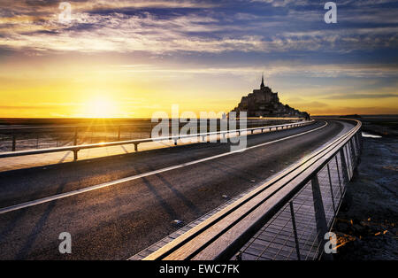 Le Mont-Saint-Michel au coucher du soleil, Normandie, Bretagne, France, Europe Banque D'Images