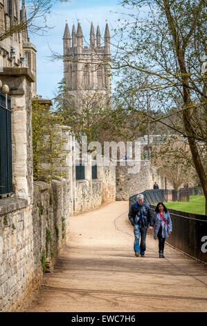 Un couple marche sur la promenade à l'extérieur de l'homme mort l'ancien mur de la ville d'Oxford, Royaume-Uni Banque D'Images