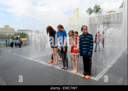 Les enfants sautant dans et hors de la Jeppe Hein Chambres apparaissant à la Fontaine | Southbank Centre, Londres , Angleterre , Royaume-Uni Banque D'Images