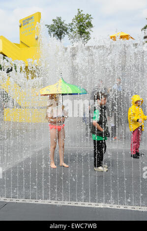 Les enfants sautant dans et hors de la Jeppe Hein Chambres apparaissant à la Fontaine | Southbank Centre, Londres , Angleterre , Royaume-Uni Banque D'Images