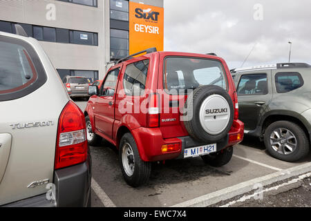 Jimny jeep suzuki rouge voiture de location à l'aéroport de Keflavik Islande Banque D'Images