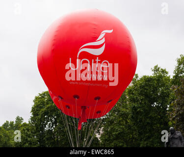 Unite the Union balloons flying sur protester contre l'austérité à la place du Parlement, Londres Banque D'Images