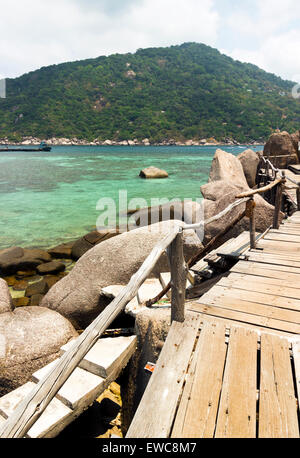 Pont en bois sur Koh Tao et Koh Nangyuan îles en Thaïlande. snorkeling paradis avec de l'eau de mer claire et les récifs coralliens Banque D'Images