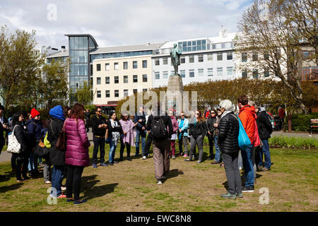 Les touristes en visite à pied à austurvollur square public Reykjavik Islande Banque D'Images