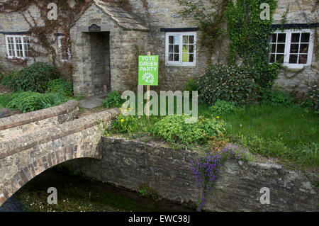 Vote Le Parti Vert. Une plaque-étiquette politique dans un milieu rural Chalet jardin prend en charge le Parti Vert à l'élection générale britannique de 2015. Dorset, Angleterre, Royaume-Uni. Banque D'Images