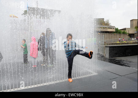 Les enfants sautant dans et hors de la Jeppe Hein Chambres apparaissant à la Fontaine | Southbank Centre, Londres , Angleterre , Royaume-Uni Banque D'Images