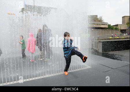 Les enfants sautant dans et hors de la Jeppe Hein Chambres apparaissant à la Fontaine | Southbank Centre, Londres , Angleterre , Royaume-Uni Banque D'Images