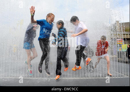 Les enfants sautant dans et hors de la Jeppe Hein Chambres apparaissant à la Fontaine | Southbank Centre, Londres , Angleterre , Royaume-Uni Banque D'Images