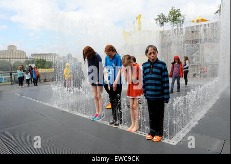 Les enfants sautant dans et hors de la Jeppe Hein Chambres apparaissant à la Fontaine | Southbank Centre, Londres , Angleterre , Royaume-Uni Banque D'Images