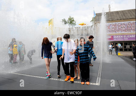 Les enfants sautant dans et hors de la Jeppe Hein Chambres apparaissant à la Fontaine | Southbank Centre, Londres , Angleterre , Royaume-Uni Banque D'Images