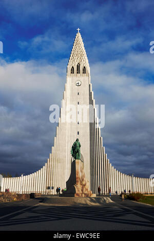 Statue de explorer lief eriksson en face de l'église Hallgrimskirkja church d'Islande Reykjavik Banque D'Images