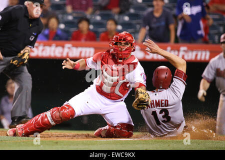 15 juin 2015 : Los Angeles Angels catcher Carlos Perez # 58 ne peut pas appliquer la balise assez rapide comme Arizona Diamondbacks shortstop Nick Ahmed # 13 notes à la maison dans le jeu entre les Diamondbacks de l'Arizona et Los Angeles Angels of Anaheim, Angel Stadium d'Anaheim, CA, photographe : Peter Renner and Co/CSM Banque D'Images