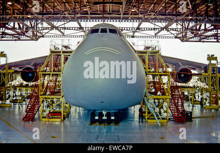 Usa. 30e Août, 2013. USAF C-5A.Lockheed-Georgia Co. a livré le premier système opérationnel de la Galaxy 437e Airlift Wing, Charleston Air Force Base, maintenant connu sous le nom de Joint Base Charleston, S.C., en juin 1970. C-5s sont exploités par d'active, de réserve et de la Garde nationale aérienne, les équipages. Ils sont actuellement stationnés à la base aérienne de Dover, Delaware ; TRAVIS AFB, Californie ; Lackland AFB, Texas ; Martinsburg ANGB, W.Va. et Westover ARB, Mass.en mars 1989, le dernier des 50 C-5B a été ajouté à la 76 C-5Comme dans le transport aérien de l'Armée de l'air la structure de la force. Le C-5B inclut toutes les améliorations C5A ainsi que plus de 100 autres sy Banque D'Images