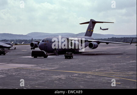 Usa. 30e Août, 2013. C-17 de l'USAF.Le C-17 effectue son premier vol le 15 septembre 1991, et le premier modèle de production a été livrée à Charleston Air Force Base, maintenant connu sous le nom de Joint Base Charleston, S.C., le 14 juin 1993. Le premier escadron de C-17, le 17e Escadron de transport aérien, a été déclaré opérationnel le 17 janvier 1995. L'Armée de l'air acheter initialement programmé 120 C-17s.Les prévisions budgétaires actuelles ont augmenté le nombre total d'aéronefs 223.Le C-17 est exploité par Air Mobility Command à TRAVIS AFB, Californie ; Dover AFB, Del. ; Joint Base Lewis-McChord, Washington ; Joint Base Charleston, S.C., et des articulations Banque D'Images