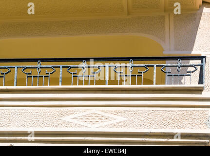 Fragment d'une façade de la vieille maison sur la côte de l'île de Crète avec un balcon et mobilier clôture , forgée à partir du métal. Banque D'Images
