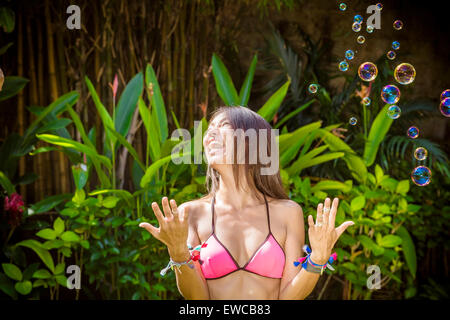 Jeune femme asiatique faisant des bulles. Banque D'Images