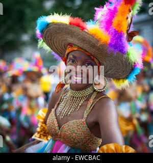 Paris, France - le 6 juillet 2013 : jeune danseuse d'effectuer sur les rues de Paris à l'été annuel carnaval tropical. Banque D'Images