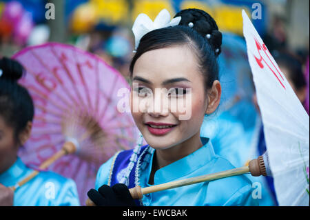 Paris - 17 Février 2013 : belle fille chinoise à la parade du Nouvel An lunaire. Banque D'Images