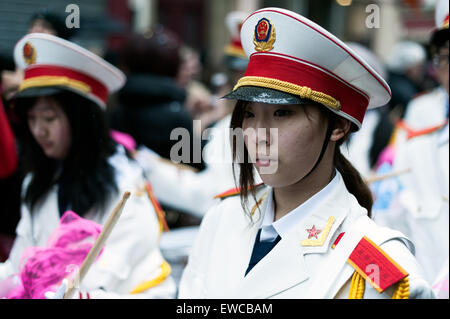 Paris, France - Dec 10, 2013 : Les artistes chinois lors de la parade du Nouvel An lunaire chinois. Banque D'Images