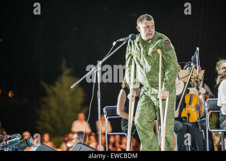 Kiev, Donetsk, Ukraine. 22 Juin, 2015. Alexander Zakhartchenko, chef de l'Etat et le premier ministre de l'auto proclamé République populaire de Donetsk, grâce à un discours à la pianiste Valentina Lisitsa célèbre pour le concert à Donetsk, Ukraine © Celestino Arce/ZUMA/ZUMAPRESS.com/Alamy fil Live News Banque D'Images