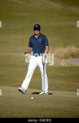 University Place, Washington, USA. 21 Juin, 2015. La Jordanie Speith (USA) : Jordanie Speith Golf de la United States putts sur le 14e trou lors de la ronde finale de la 115e championnat ouvert aux États-Unis chez Bay Golf Course à University Place, Washington, United States . © Koji Aoki/AFLO SPORT/Alamy Live News Banque D'Images