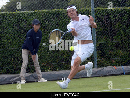 Wimbledon, Londres, Royaume-Uni. 22 Juin, 2015. Banque d'Angleterre les terrains de sport, Roehampton, Londres Angleterre 22 juin 2015. L'image montre des semences 19 japonais Taro Daniel qui a perdu son match 6-2 4-6 6-1 à la Colombie Alejandro Falla.La compétition de qualification pour les championnats ont commencé aujourd'hui - une semaine avant l'événement principal. Il n'existe pas un seul gagnant', au lieu de qualifier les joueurs qui gagnent tous les trois tours - 16 dans le Gentlemen's des célibataires et 12 chez les femmes célibataires - va progresser, avec quatre paires de chaque des Dames et Messieurs les événements. Credit : mainpicture/Alamy Live News Banque D'Images