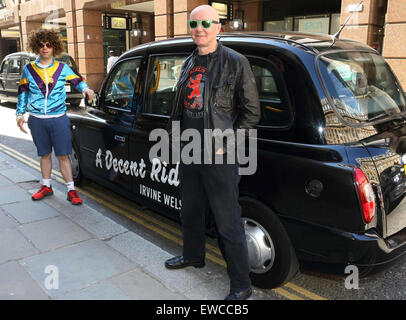 Irvine Welsh - écrivain écossais connu pour des romans graveleux Trainspotting et d'immondices - maintenant basé à Chicago, USA signe des exemplaires de son dernier livre "Un bon ride', à Waterstones London Wall, Londres. En vedette : Irvine Welsh Où : London, Royaume-Uni Quand : 21 Avr 2015 Banque D'Images