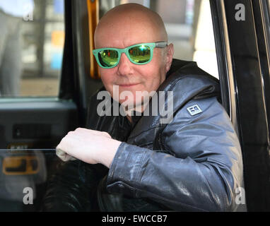 Irvine Welsh - écrivain écossais connu pour des romans graveleux Trainspotting et d'immondices - maintenant basé à Chicago, USA signe des exemplaires de son dernier livre "Un bon ride', à Waterstones London Wall, Londres. En vedette : Irvine Welsh Où : London, Royaume-Uni Quand : 21 Avr 2015 Banque D'Images