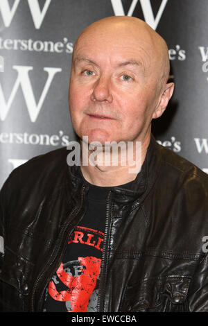 Irvine Welsh - écrivain écossais connu pour des romans graveleux Trainspotting et d'immondices - maintenant basé à Chicago, USA signe des exemplaires de son dernier livre "Un bon ride', à Waterstones London Wall, Londres. En vedette : Irvine Welsh Où : London, Royaume-Uni Quand : 21 Avr 2015 Banque D'Images