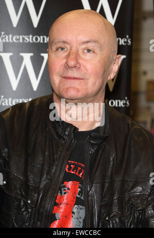 Irvine Welsh - écrivain écossais connu pour des romans graveleux Trainspotting et d'immondices - maintenant basé à Chicago, USA signe des exemplaires de son dernier livre "Un bon ride', à Waterstones London Wall, Londres. En vedette : Irvine Welsh Où : London, Royaume-Uni Quand : 21 Avr 2015 Banque D'Images