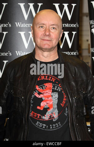 Irvine Welsh - écrivain écossais connu pour des romans graveleux Trainspotting et d'immondices - maintenant basé à Chicago, USA signe des exemplaires de son dernier livre "Un bon ride', à Waterstones London Wall, Londres. En vedette : Irvine Welsh Où : London, Royaume-Uni Quand : 21 Avr 2015 Banque D'Images