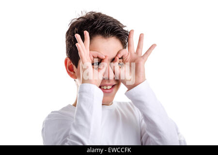 Happy Young boy avec l'acné peau dans une white long sleeve t-shirt fait fan posant ses mains sur le visage un masque Banque D'Images