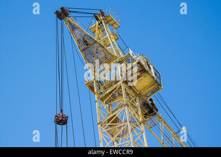 Grue à tour de construction jaune contre le ciel bleu Banque D'Images