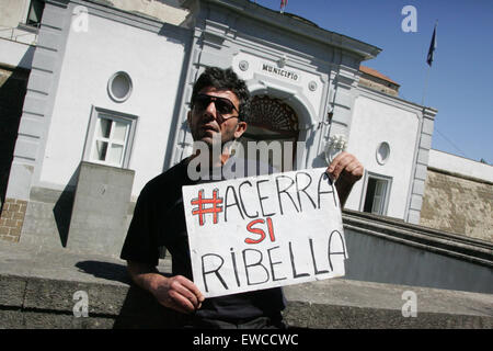 Casalnuovo di Napoli, Italie. 22 Juin, 2015. Citoyens d'Acerra la collecte de signatures contre l'augmentation de la taxe sur les déchets municipaux. Sur la Piazza Castello, chaque jour, les volontaires invite la population à signer la pétition contre ce paradoxe que les voit forcé de subir l'augmentation de 30  % des déchets taxe imposée par la ville, mais la même décharge a seulement transformé à la Terre de Feu. © Salvatore Esposito/Pacific Press/Alamy Live News Banque D'Images