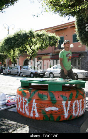 Casalnuovo di Napoli, Italie. 22 Juin, 2015. Citoyens d'Acerra la collecte de signatures contre l'augmentation de la taxe sur les déchets municipaux. Sur la Piazza Castello, chaque jour, les volontaires invite la population à signer la pétition contre ce paradoxe que les voit forcé de subir l'augmentation de 30  % des déchets taxe imposée par la ville, mais la même décharge a seulement transformé à la Terre de Feu. © Salvatore Esposito/Pacific Press/Alamy Live News Banque D'Images