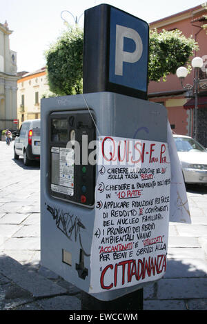 Casalnuovo di Napoli, Italie. 22 Juin, 2015. Citoyens d'Acerra la collecte de signatures contre l'augmentation de la taxe sur les déchets municipaux. Sur la Piazza Castello, chaque jour, les volontaires invite la population à signer la pétition contre ce paradoxe que les voit forcé de subir l'augmentation de 30  % des déchets taxe imposée par la ville, mais la même décharge a seulement transformé à la Terre de Feu. © Salvatore Esposito/Pacific Press/Alamy Live News Banque D'Images