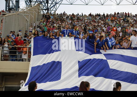 Heraklion, Grèce. 21 Juin, 2015. Un grand drapeau grec a été drapped sur les principaux peuplements. Le dernier jour de l'Europe d'athlétisme 2015 Championnats de l'équipe première League a vu les 19 autres événements avec 1 athlète de chacun des 12 pays participants prenant place dans le Pankrition Stadium à Héraklion en Crète. © Michael Debets/Pacific Press/Alamy Live News Banque D'Images