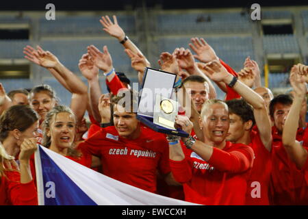 Heraklion, Grèce. 21 Juin, 2015. L'équipe tchèque gagnante montre le trophée à la presse. L'équipe de la République tchèque a remporté le championnat européen 2015 de l'équipe de première ligue d'athlétisme en Crète en avance sur la Grèce et les Pays-Bas. Les trois pays ont été promus à la Super League. © Michael Debets/Pacific Press/Alamy Live News Banque D'Images