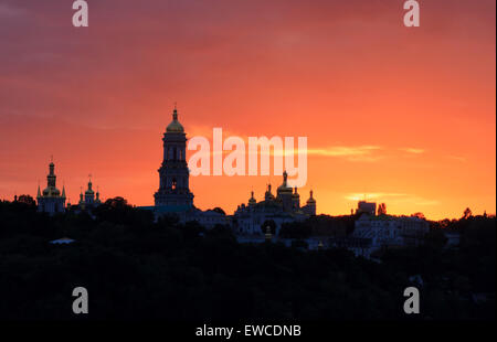 Vue sur la Laure de Pechersk de Kiev au coucher du soleil Banque D'Images