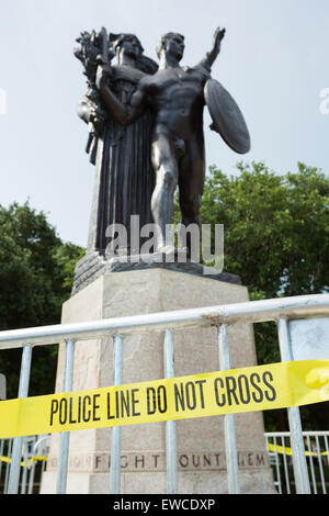 Bandes criminelles policières entoure la base des défenseurs de la Charleston confederate monument après un vandale noir peint à la bombe sur la base vie Question 22 juin 2015, à Charleston, Caroline du Sud. Charleston est la ville où la guerre civile a commencé et a une histoire de conflit d'équilibre aux soldats qui se sont battus sur le mauvais côté. Banque D'Images