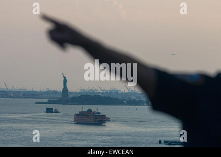 New York, USA. 22 Juin, 2015. Un agent de police les directions des points pour les touristes sur le pont de Brooklyn à New York, États-Unis, 22 juin 2015. © Muzi Li/Xinhua/Alamy Live News Banque D'Images