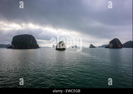 Baie de Bai Tu Long est un quartier plus calme, moins fréquentée de rechange à la populaire route prise par la plupart des bateaux dans la baie d'Halong, Vietnam. Banque D'Images