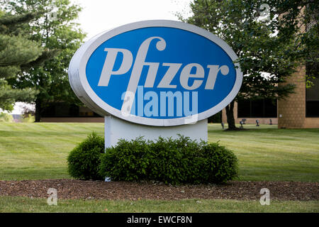 Un logo affiche à l'extérieur d'un établissement occupé par Pfizer, Inc., à Parsippany, New Jersey. Banque D'Images