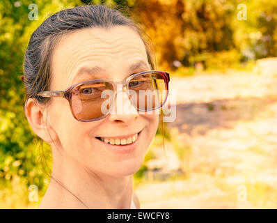 Rémunération d'un smiling caucasian man avec de grandes lunettes vintage Banque D'Images