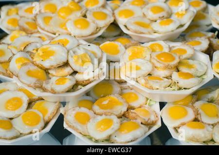 Oeufs de caille frit Thaïlande snack au marché de Chatuchak Banque D'Images