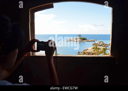 Vue sur un îlot vu de fenêtre dans l'île de Lengkuas phare Banque D'Images